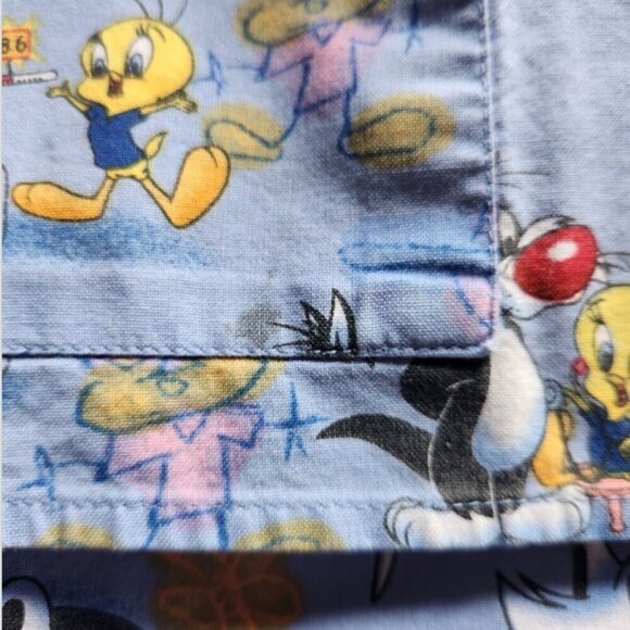 Looney Tunes Tweety Sylvester Scrub Top Womens SM? Measurements in Description - Picture 4 of 16